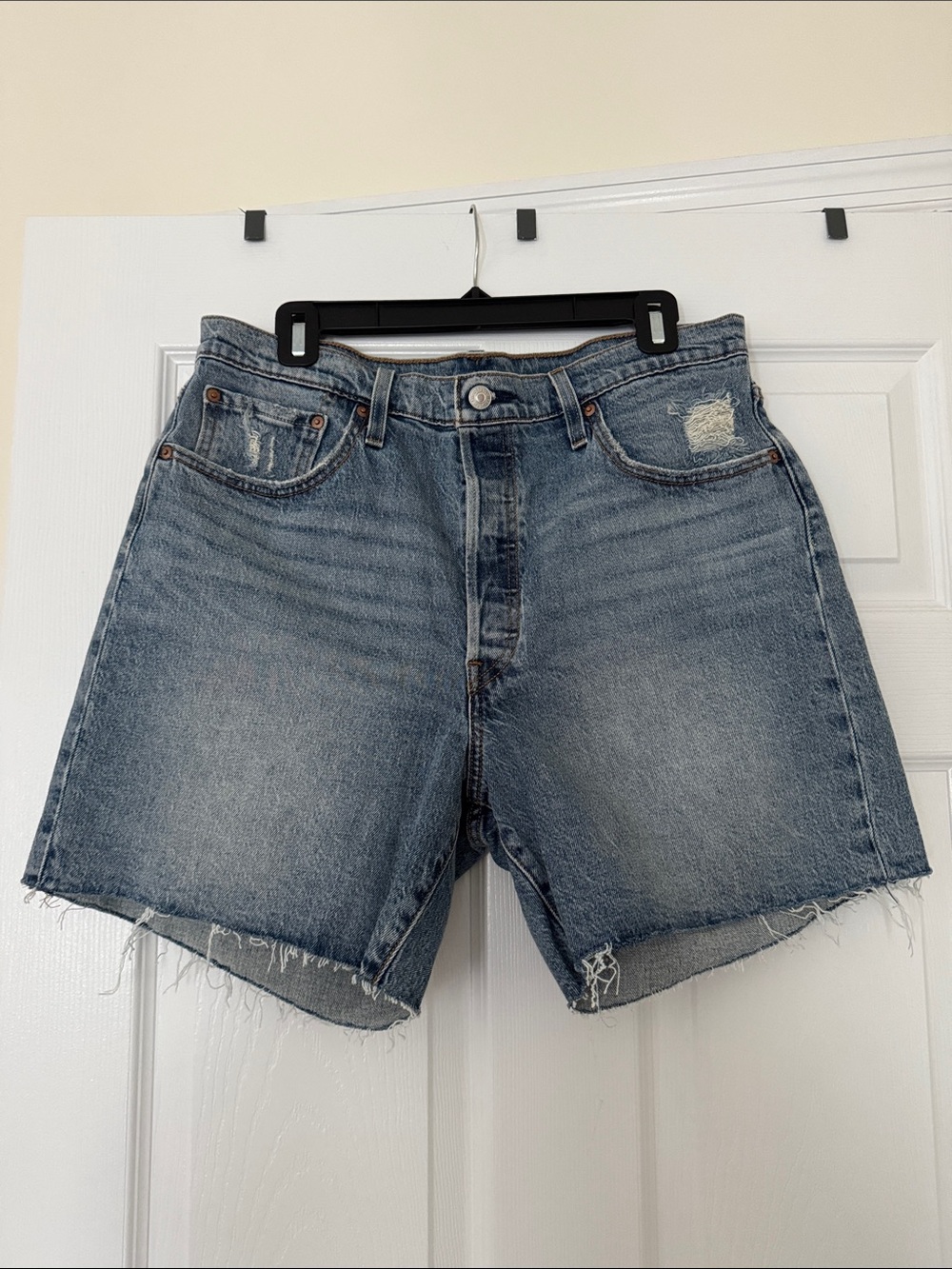 Levi’s Women 501 Mid Thigh ‘Odeon’ Denim Shorts Size 33